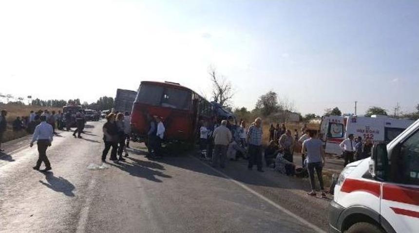 Cenazeden D&ouml;nen Otob&uuml;s Kamyonla &Ccedil;arpıştı: 13 Yaralı