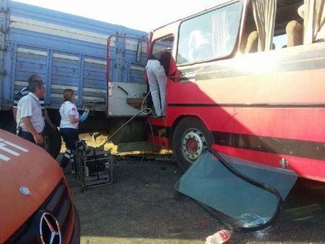 Cenazeden D&ouml;nen Otob&uuml;s Kamyonla &Ccedil;arpıştı: 13 Yaralı 1