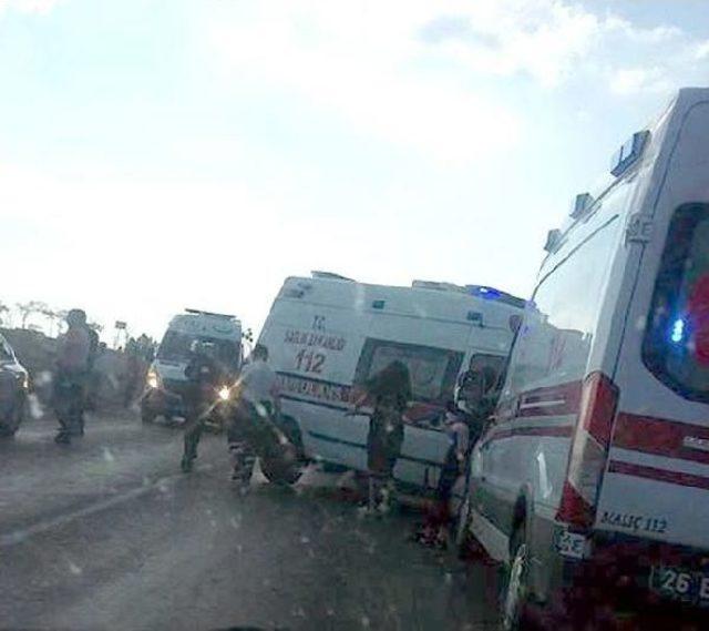 Cenazeden D&ouml;nen Otob&uuml;s Kamyonla &Ccedil;arpıştı: 13 Yaralı 2