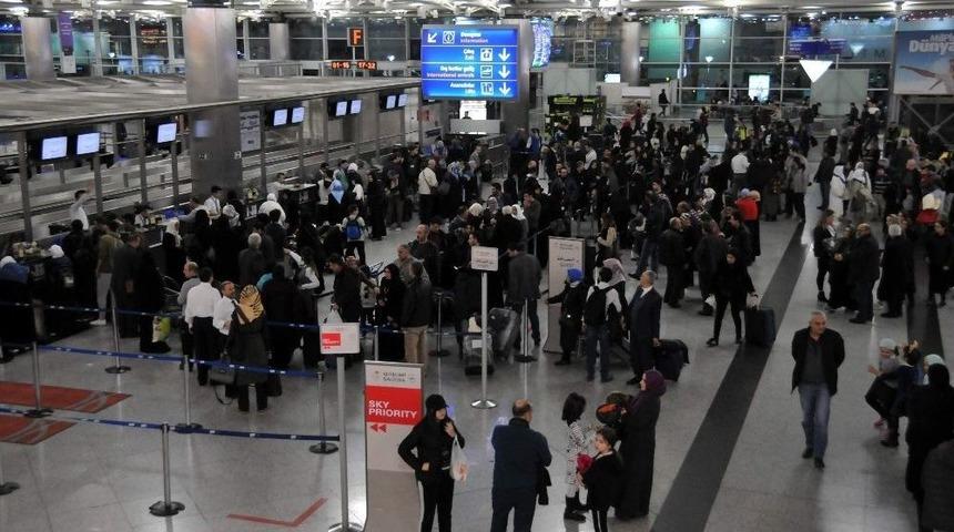 Atat&uuml;rk Havalimanı&rsquo;nda Tatilci Yoğunluğu S&uuml;r&uuml;yor