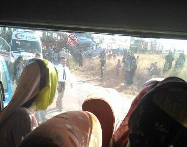 Cenazeden D&ouml;nen Otob&uuml;s Kamyonla &Ccedil;arpıştı: 13 Yaralı 3