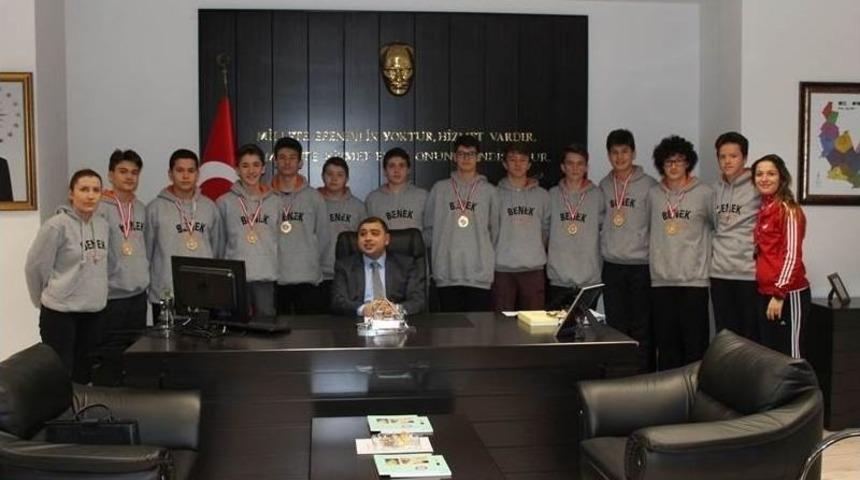 Şampiyon Sporcular Başarılarını Kaymakam Kızıltoprak İle Paylaştı