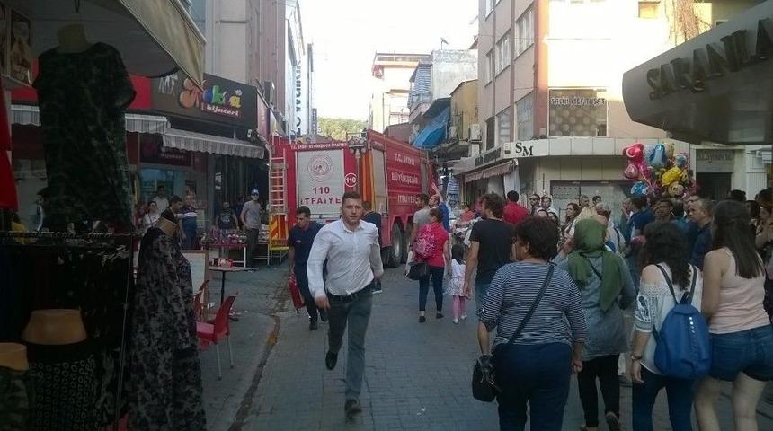 Efeler&rsquo;de Yangın Paniğe Neden Oldu