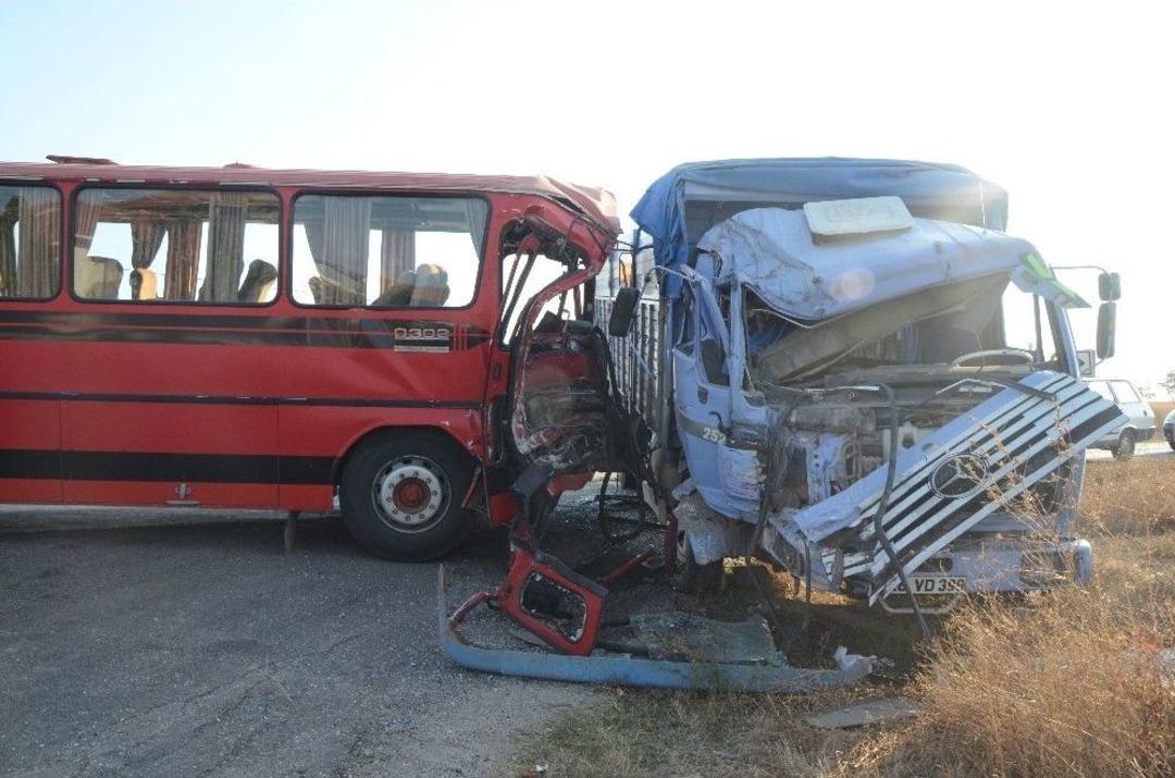 Eskişehirspor&rsquo;un Emektar Otob&uuml;s&uuml;n&uuml;n Karıştığı Kazada 13 Kişi Yaralandı