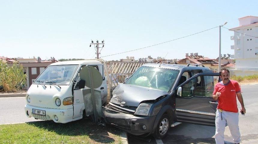 Manavgat&rsquo;ta Kontrols&uuml;z Kavşakta Kaza: 1 Yaralı