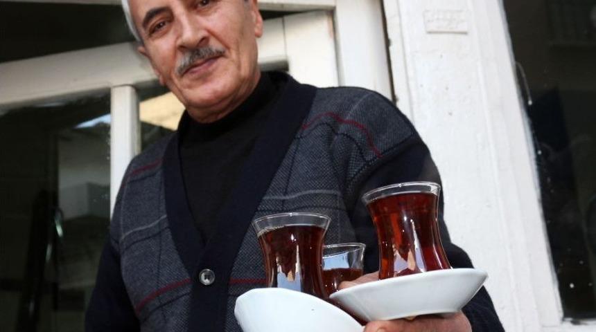 Yarım Asırdır Aynı Kahvede &Ccedil;ay Demliyor