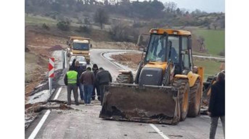 &Ccedil;avdarhisar&rsquo;da 3 K&ouml;y Yoluna Sıcak Asfalt