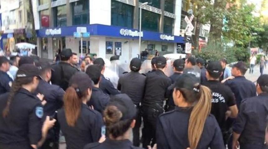 İzmit'te Bildiri Dağıtmak Isteyen Gruba Polis M&uuml;dahalesii: 8 G&ouml;zaltı