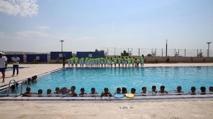 Çocuklar Spor Okullarında Yüzmeyi Öğreniyor