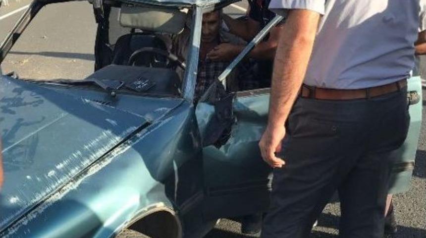 Kazada, Ara&ccedil;ta Sıkışanlara &Ccedil;evredekiler M&uuml;dahale Etti