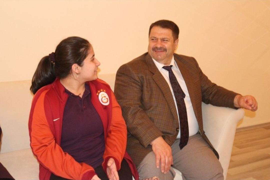 Ağrı&rsquo;da 60 &Ouml;ğrencinin Evde Eğitim Hizmeti İle Y&uuml;z&uuml; G&uuml;ld&uuml;