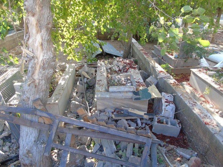 Freni Boşalan Kamyonet Mezarlığa Girdi G1