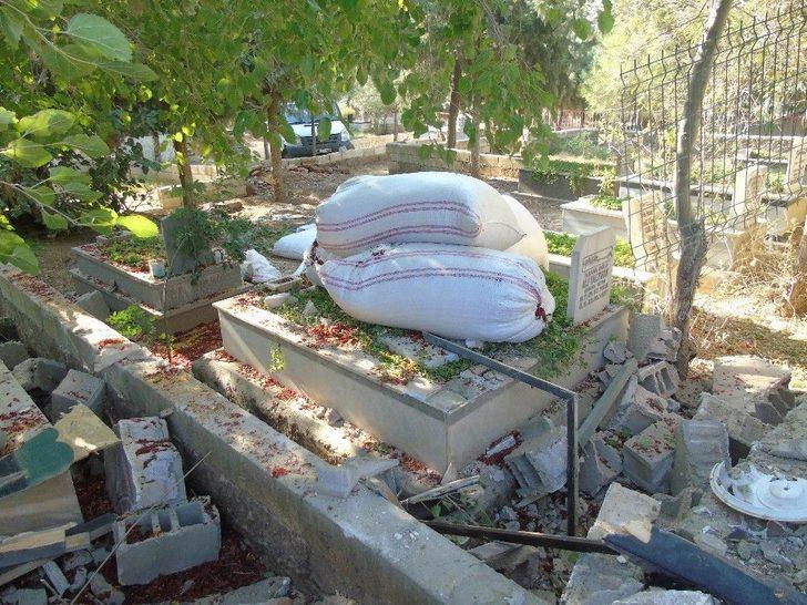 Freni Boşalan Kamyonet Mezarlığa Girdi G2