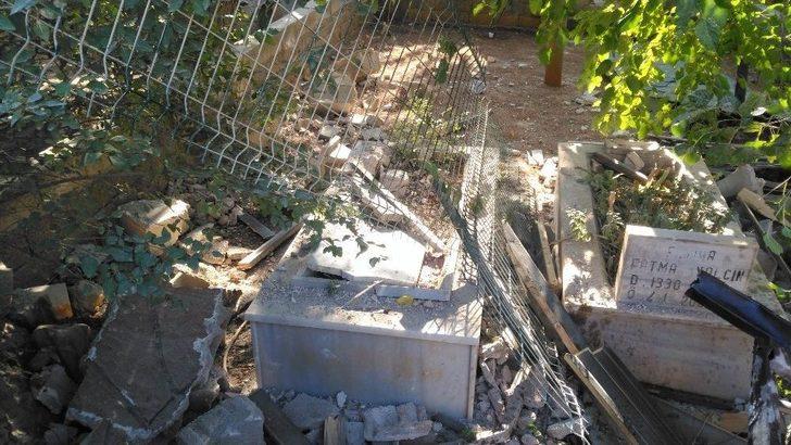 Freni Boşalan Kamyonet Mezarlığa Girdi G3