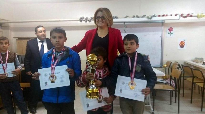 Satran&ccedil; Turnuvasında Dereye Girenlere &Ouml;d&uuml;lleri Verildi