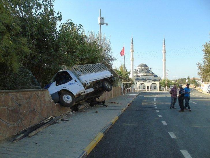 Freni Boşalan Kamyonet Mezarlığa Girdi G4