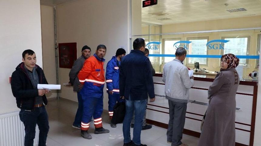 Yozgat&rsquo;ta Taşeron İş&ccedil;iler Hizmet D&ouml;k&uuml;m&uuml; İ&ccedil;in Sgk&rsquo;ya Akın Ettiler