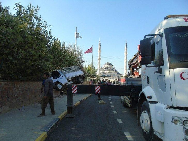 Freni Boşalan Kamyonet Mezarlığa Girdi G5