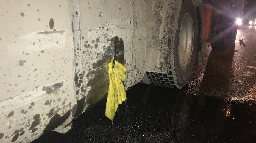 Yakıt Deposu Delinen Tırdan Litrelerce Mazot Yola Aktı