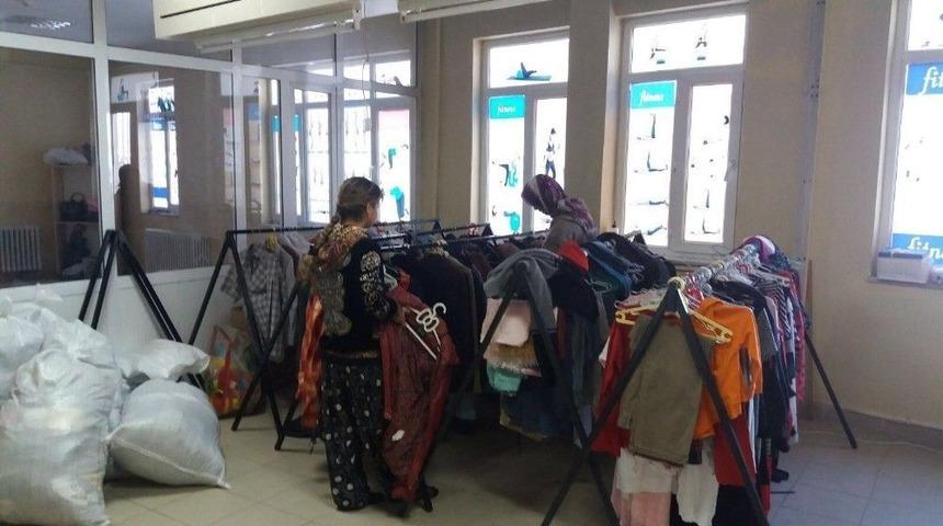 Simav&rsquo;ın Giysi Bankası Muhta&ccedil;ların Yanında