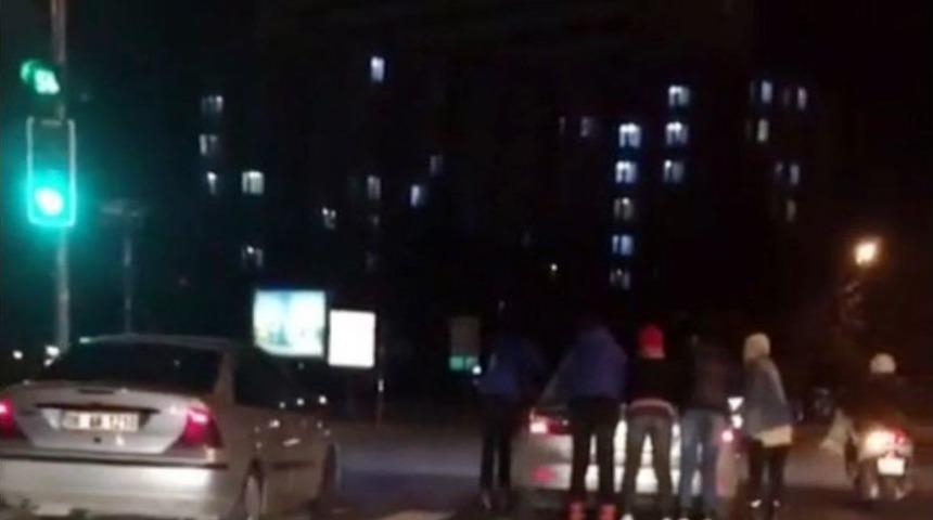 Otomobil Arkasında Tehlikeli Yolculuk