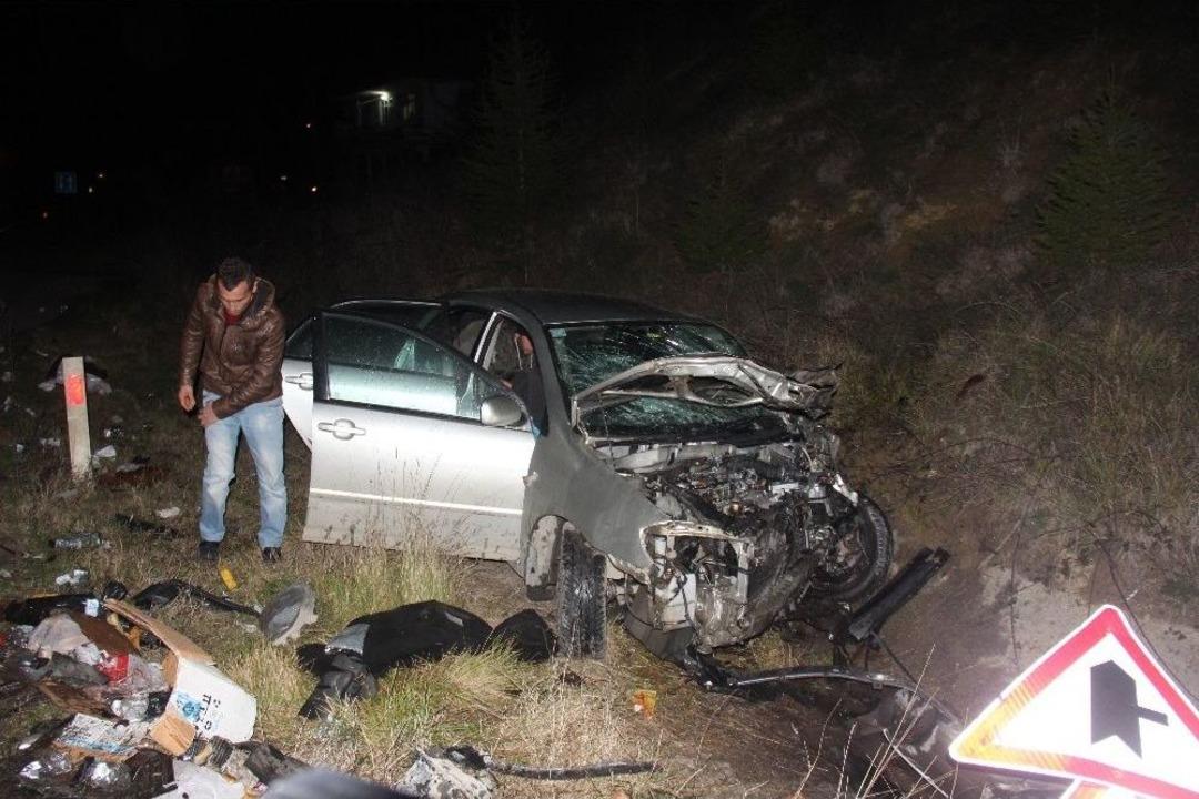 İki Otomobil Kafa Kafaya &Ccedil;arpıştı: 4&rsquo;&uuml; &Ccedil;ocuk 7 Yaralı