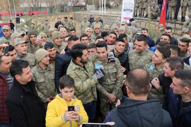 Sanatçı Yusuf Güney’den Mehmetçik’e Moral Konseri