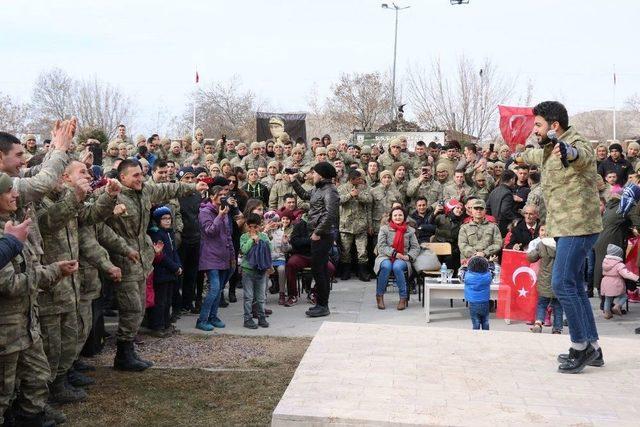 Sanatçı Yusuf Güney’den Mehmetçik’e Moral Konseri