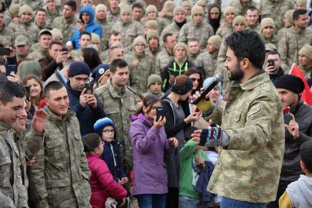 Sanatçı Yusuf Güney’den Mehmetçik’e Moral Konseri