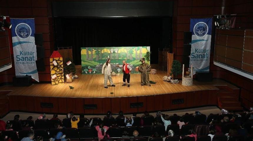 K&uuml;lt&uuml;r Sanat Etkinlikleri İki Oyunla Devam Etti