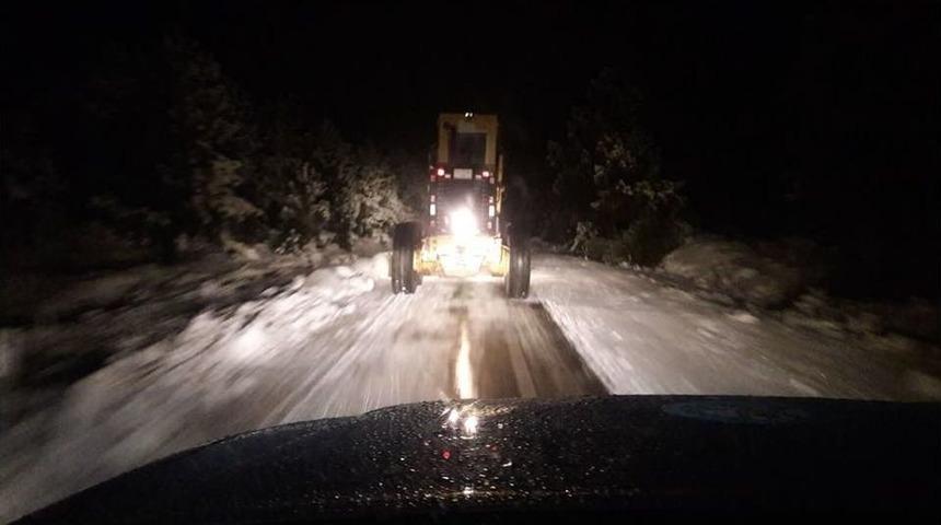 Manisa&rsquo;nın Y&uuml;ksek Kesimlerinde Karla M&uuml;cadele Aralıksız S&uuml;r&uuml;yor