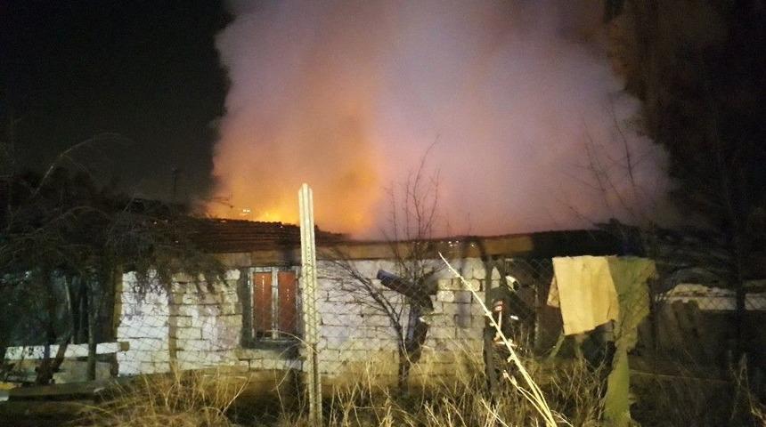 Alev Alev Yanan Gecekondu Mahalleliyi Sokağa D&ouml;kt&uuml;