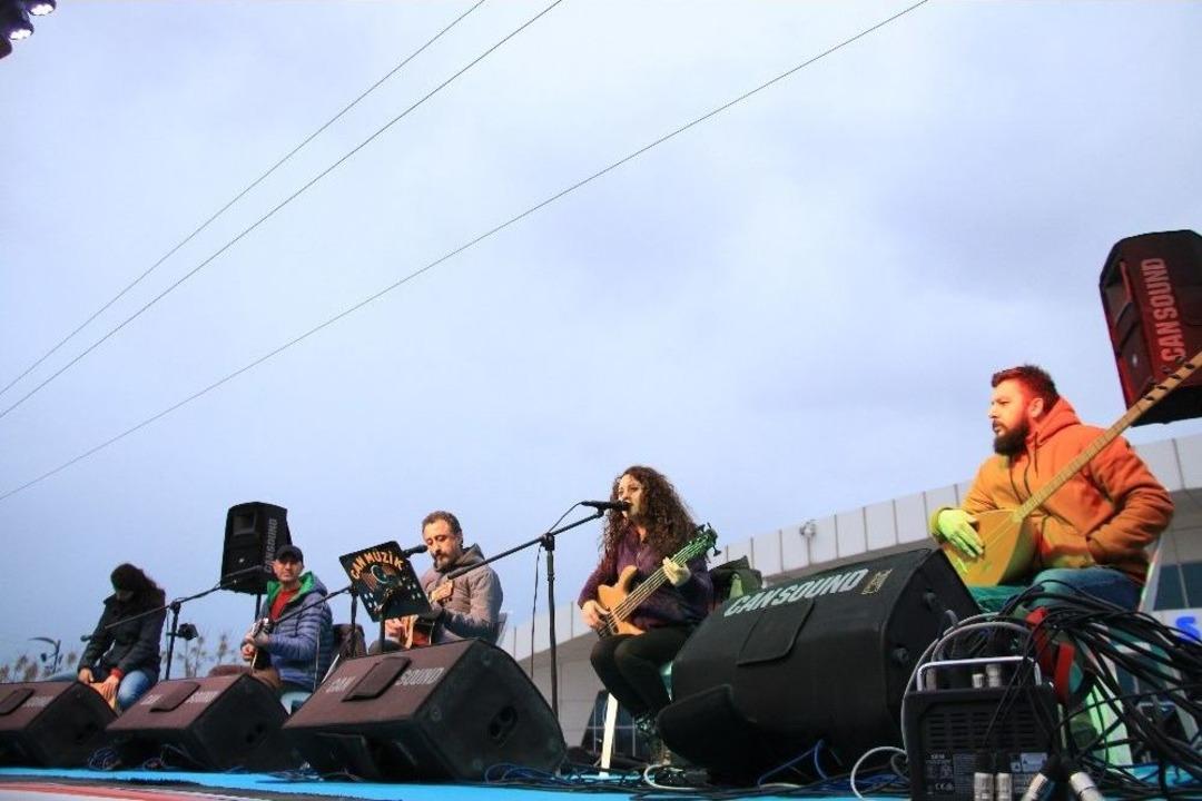 Grup Abdal Kızıltepelilere Duygu Dolu Anlar Yaşattı