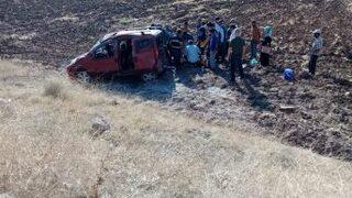 Hafif Ticari Araç Şarampole Yuvarlandı: 4 Yaralı