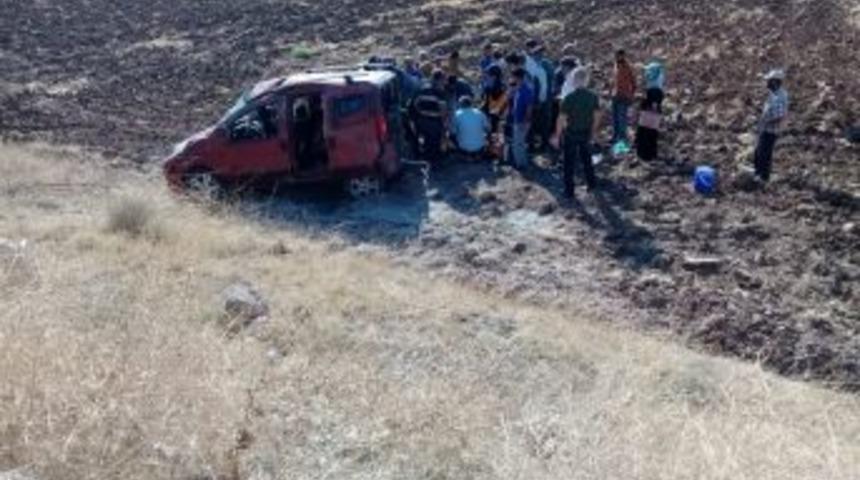 Hafif Ticari Araç Şarampole Yuvarlandı: 4 Yaralı