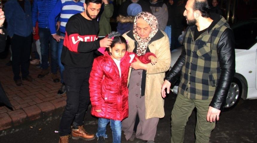 Yaralı Kızını Eve G&ouml;t&uuml;rmeye &Ccedil;alışan Anneye Polis Ve Vatandaşlar Engel Oldu