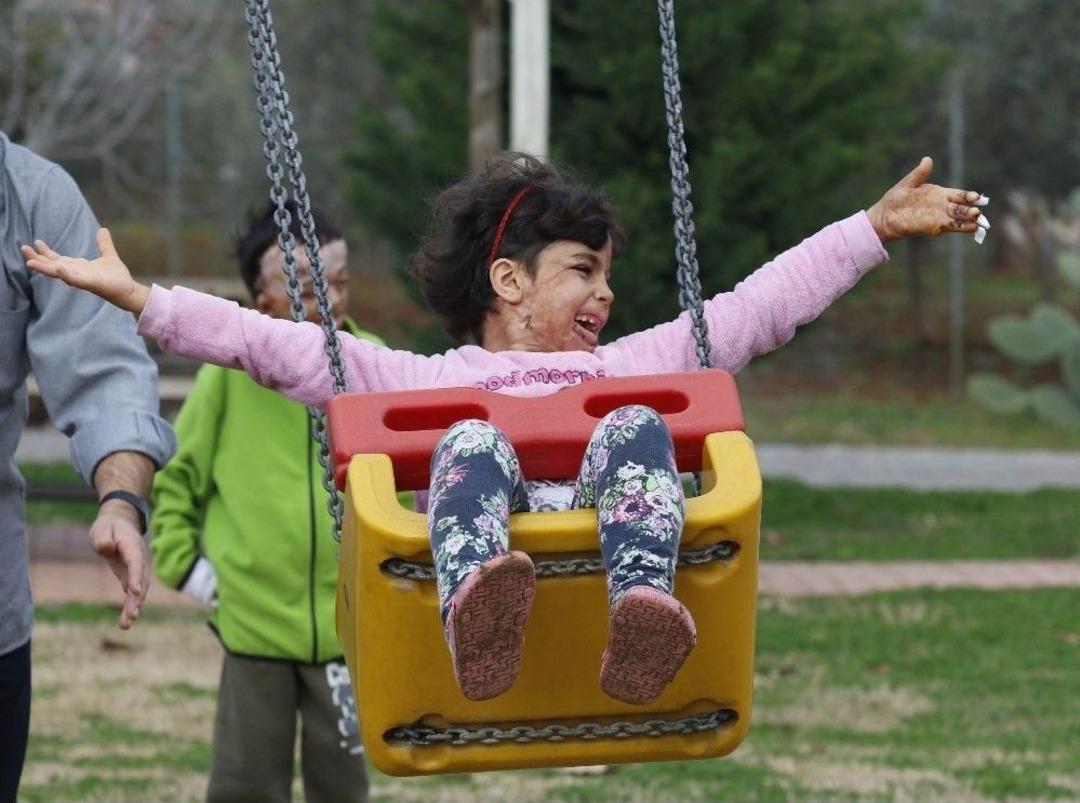 Savaşın Yaktığı Minik Bedenler Antalya&rsquo;da Hayata Tutundu