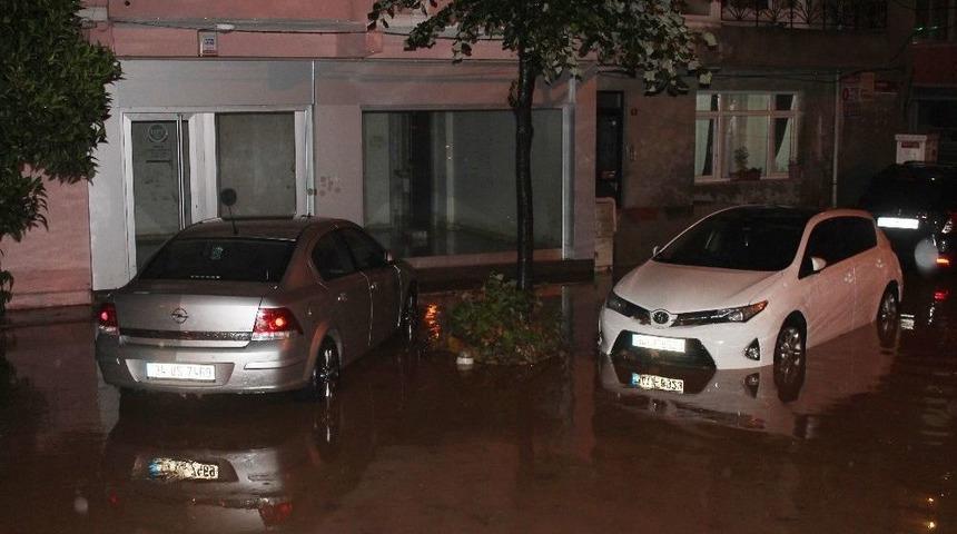 Sarıyer&rsquo;de Evler Sular Altında Kaldı