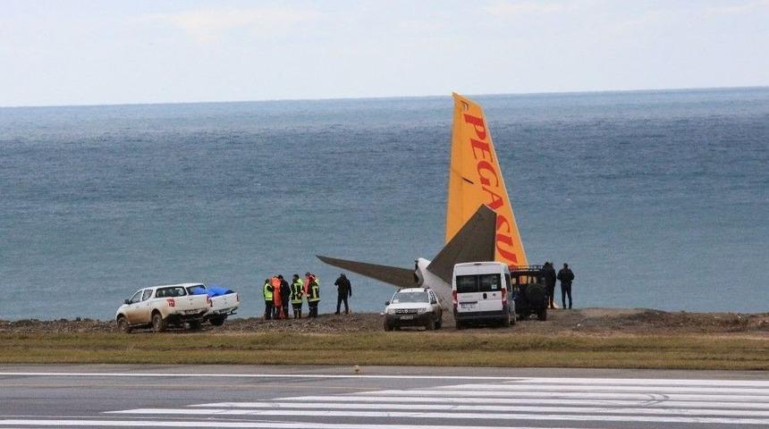 Sigorta Yetkilileri Pegasus Havayolları U&ccedil;ağının Pistten &Ccedil;ıktığı Alanda İncelemelerde Bulunuyor