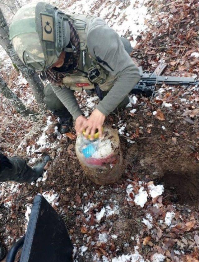 Hizan’da Patlayıcı Madde Bulunarak İmha Edildi