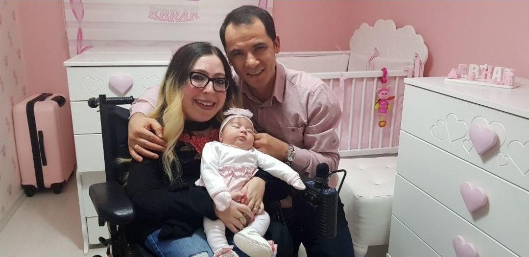 Tekerlekli Sandalyeyle Gittiği Hastaneden Bebeği İle &Ccedil;ıktı