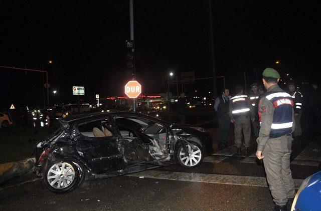 Antalya’da Yolcu Otobüsü İle Otomobil Çarpıştı: 1 Ölü, 2 Yaralı