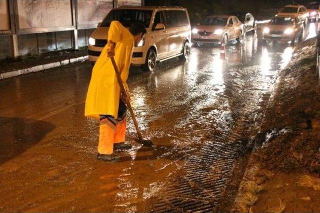 İstanbul'da Etkili Olan Sağanak Yağmur Hayatı Felç Etti