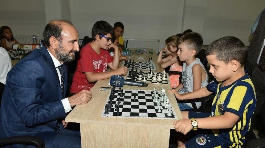 Minik Kursiyerlerin Sertifikaları Başkan Amcalarından