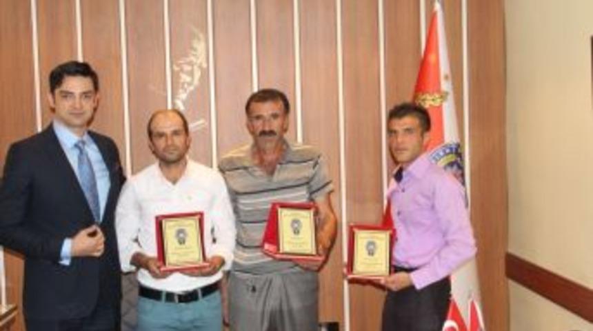 İskelede Saygı Duruşunda Bekleyen İnşaat İş&ccedil;ilerine Plaket Ve T&uuml;rk Bayrağı Hediye Edildi