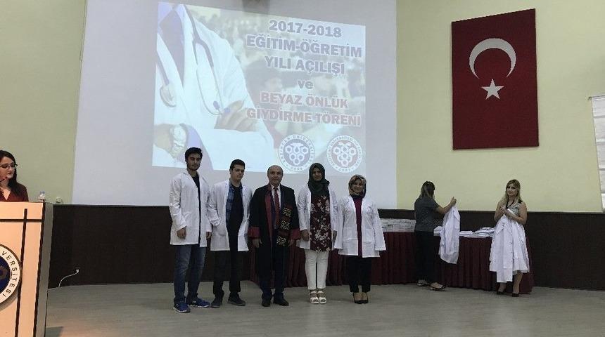 Tıp &Ouml;ğrencilerine Beyaz &Ouml;nl&uuml;k Giydirme T&ouml;reni Yapıldı