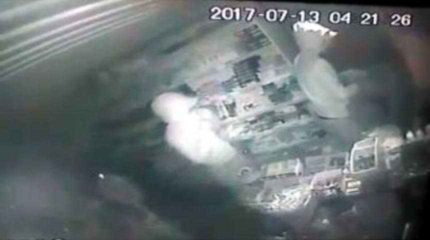 (&ouml;zel Haber) Motosikletle Gelip,5 Bin 600 Tl Değerindeki Sigaraları Alıp Ka&ccedil;tılar