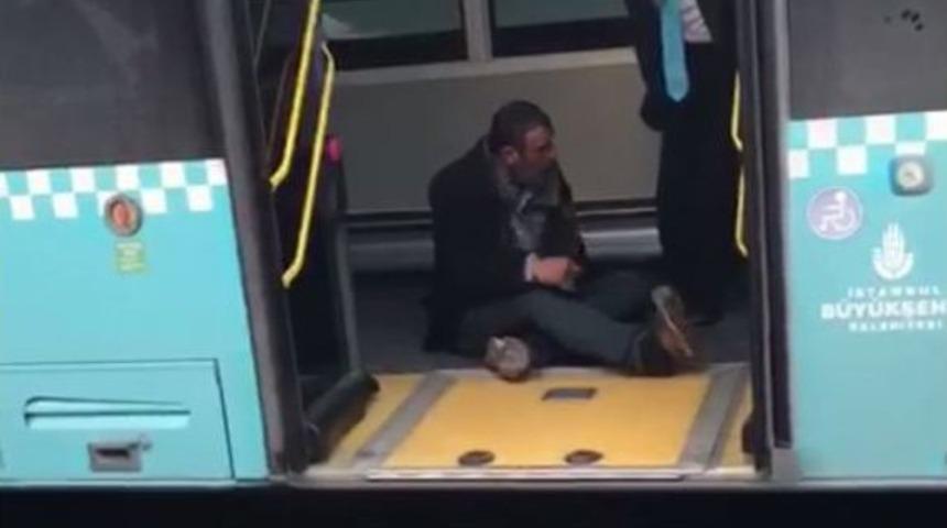 (&ouml;zel Haber) Tinerci, Otob&uuml;sten İnmeyince Şof&ouml;r&uuml; &Ccedil;ileden &Ccedil;ıkardı