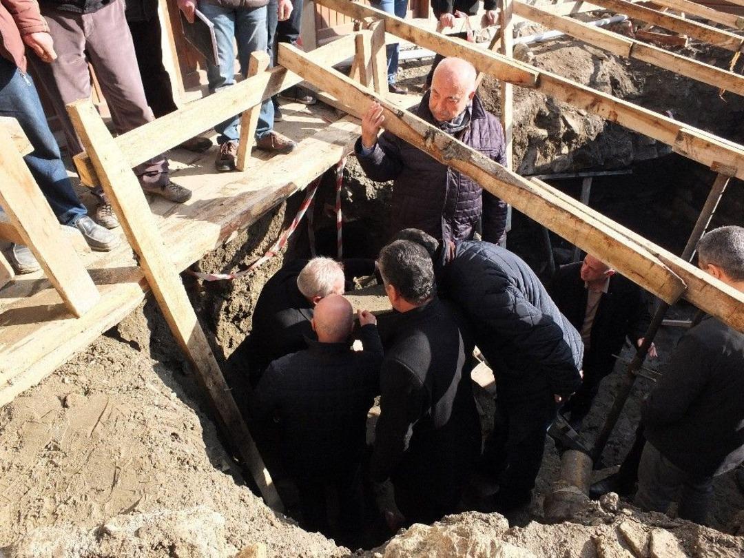 Tarihi Yapı Mezar Odası &Ccedil;ıktı