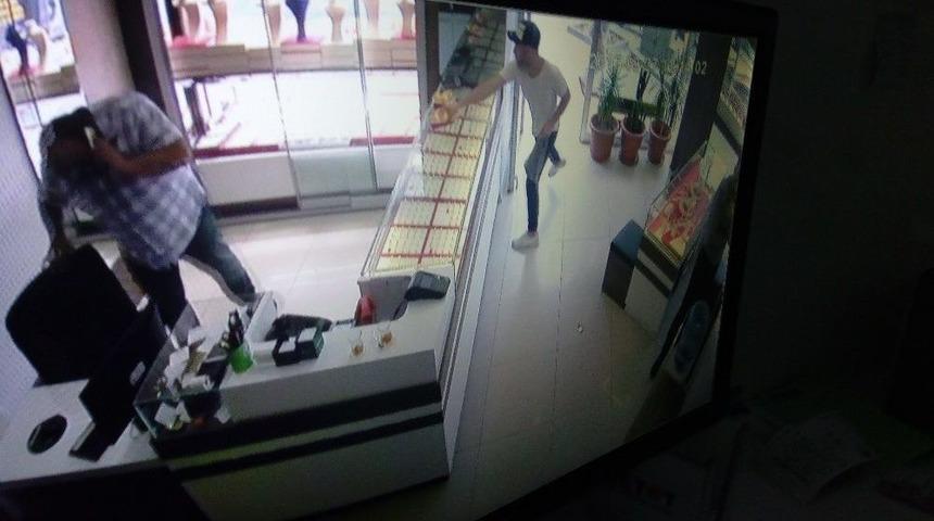 Bursa&rsquo;da İthal Hırsız, G&uuml;peg&uuml;nd&uuml;z Kuyumcuyu B&ouml;yle Soydu....